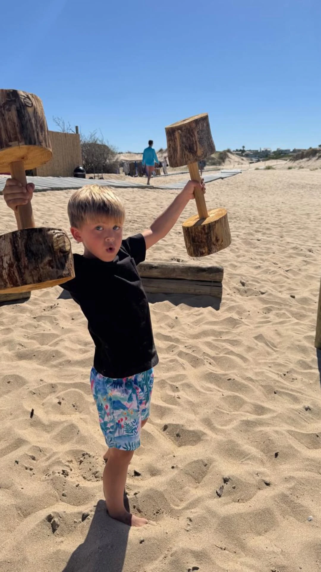 Benjamín Vicuña disfruta de unas vacaciones en Punta del Este junto a su novia Anita Espasandín y sus cinco hijos