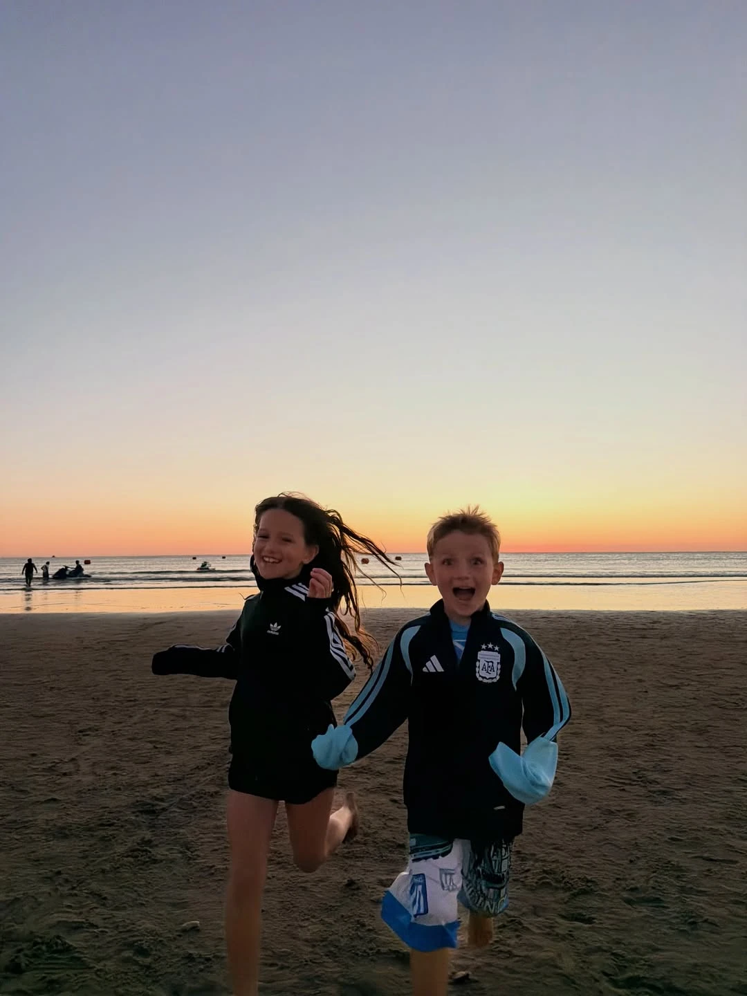 Los niños felices en la playa. Fotos: IG. 