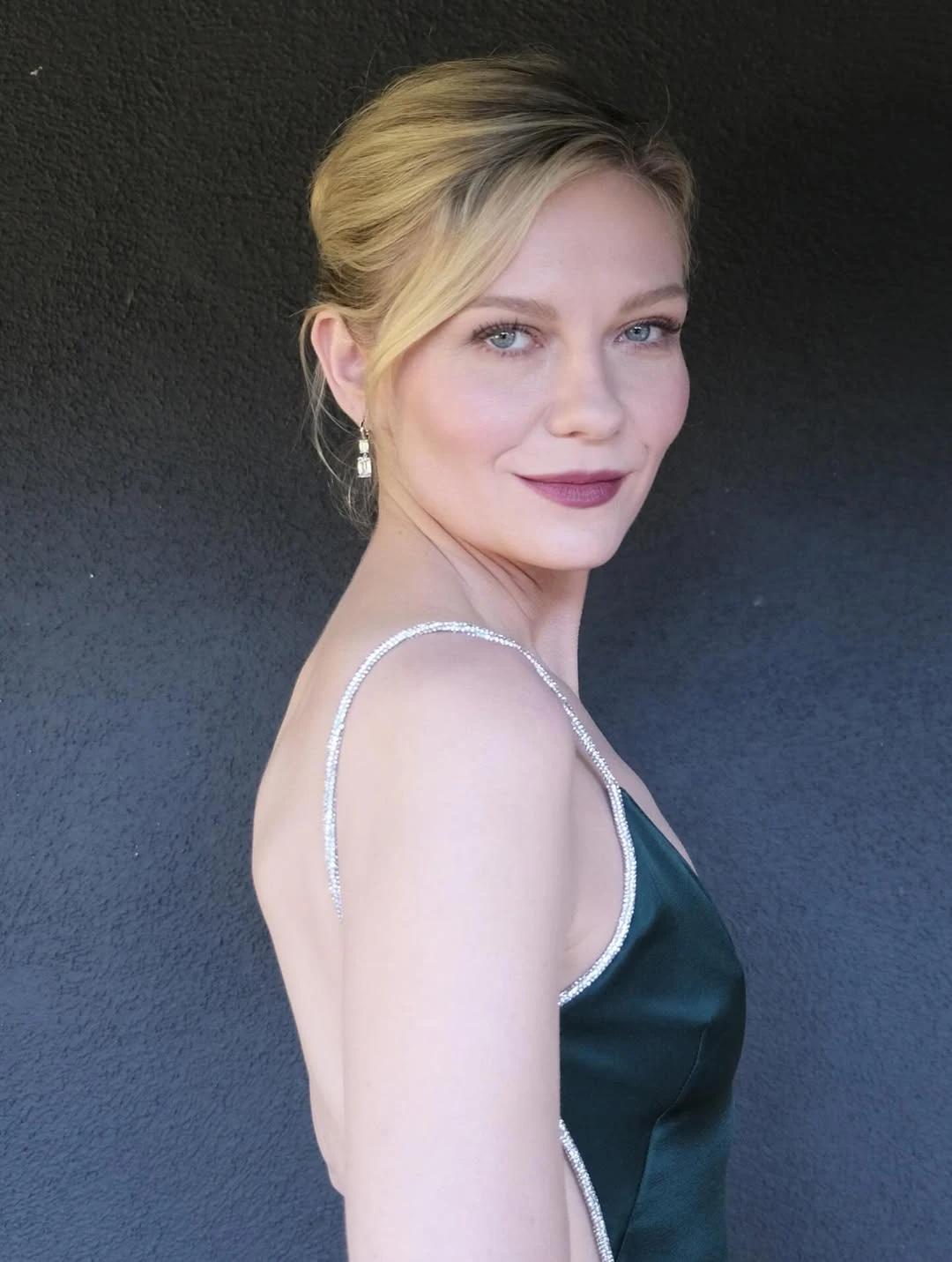 Ondas marcadas, berry lips y manicuras elegantes: las tendencias de belleza que dominaron los Golden Globes 2026