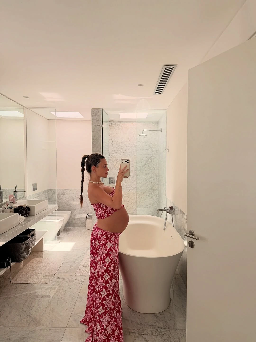 Homs presumiendo su pancita en la semana 40. Fotos: IG.