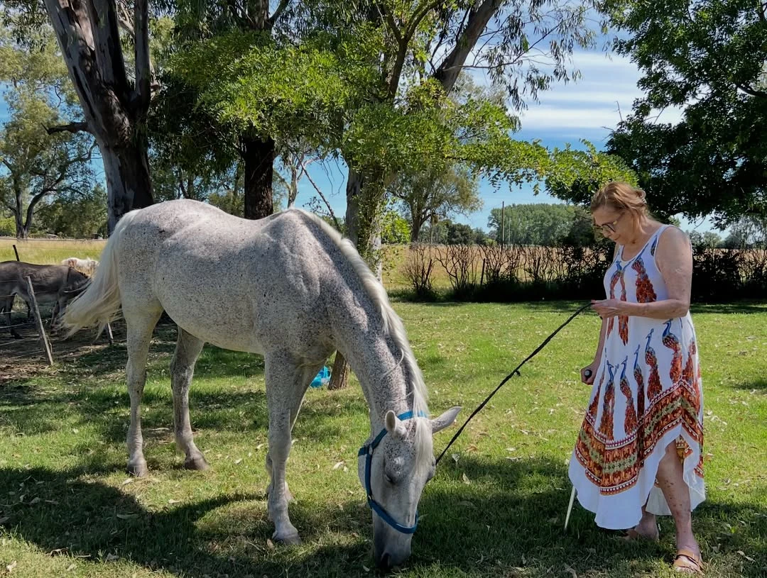 Denise Dumas junto a uno de sus caballos. Fotos: IG