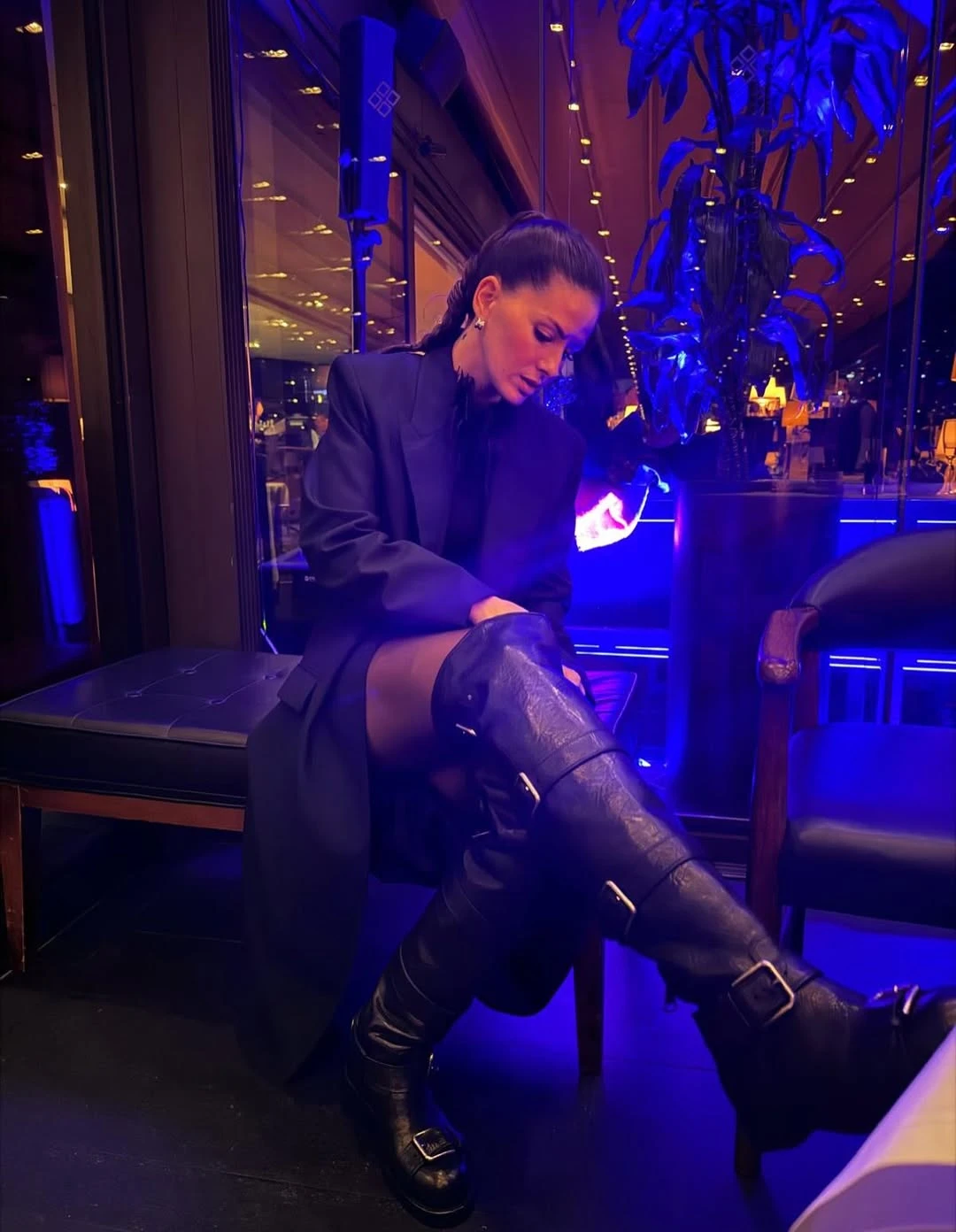 Las botas de cuero, las protagonistas del look de la China. Fotos: IG.