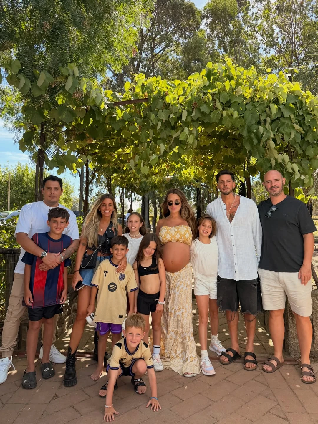 La modelo está rodeada de su familia en este viaje. Fotos: IG.