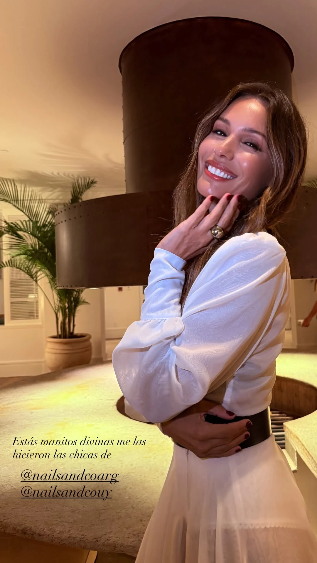 Pampita mostró la versión más sensual del vestido camisero y confirma una tendencia de 2026