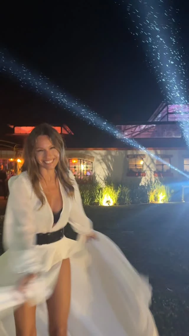 Pampita mostró la versión más sensual del vestido camisero y confirma una tendencia de 2026