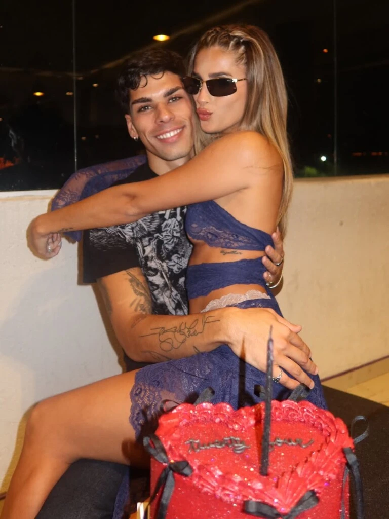 Juli junto a Fabrizio Maida, su pareja. Fotos: IG. 