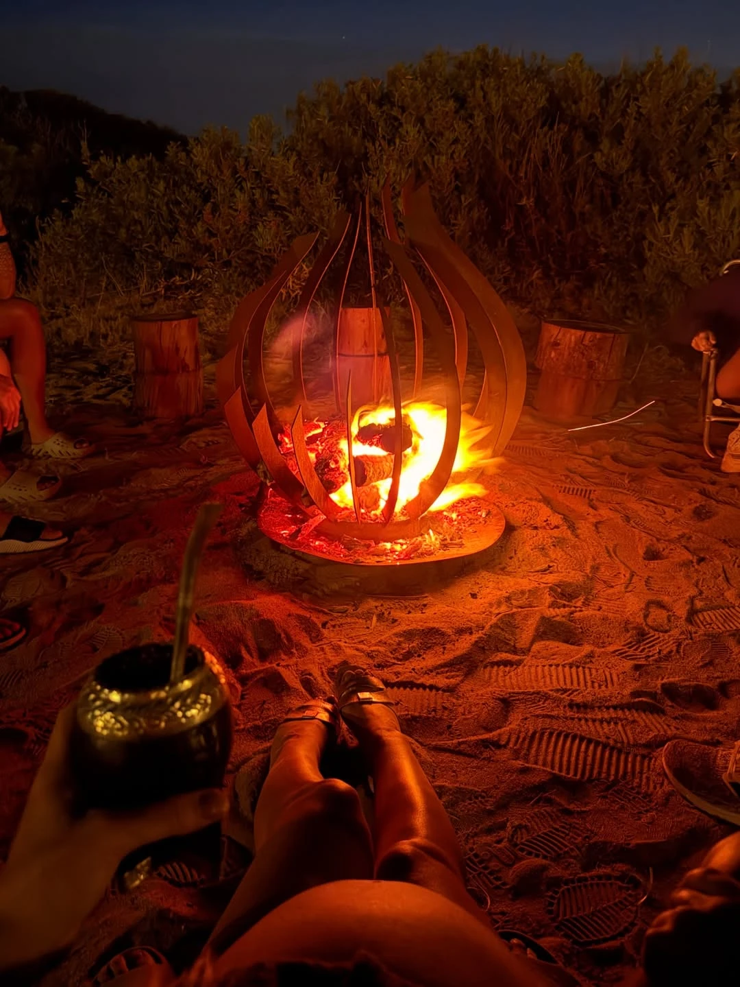 Fogón, mate y noche, la combinación perfecta. Fotos: Ig.