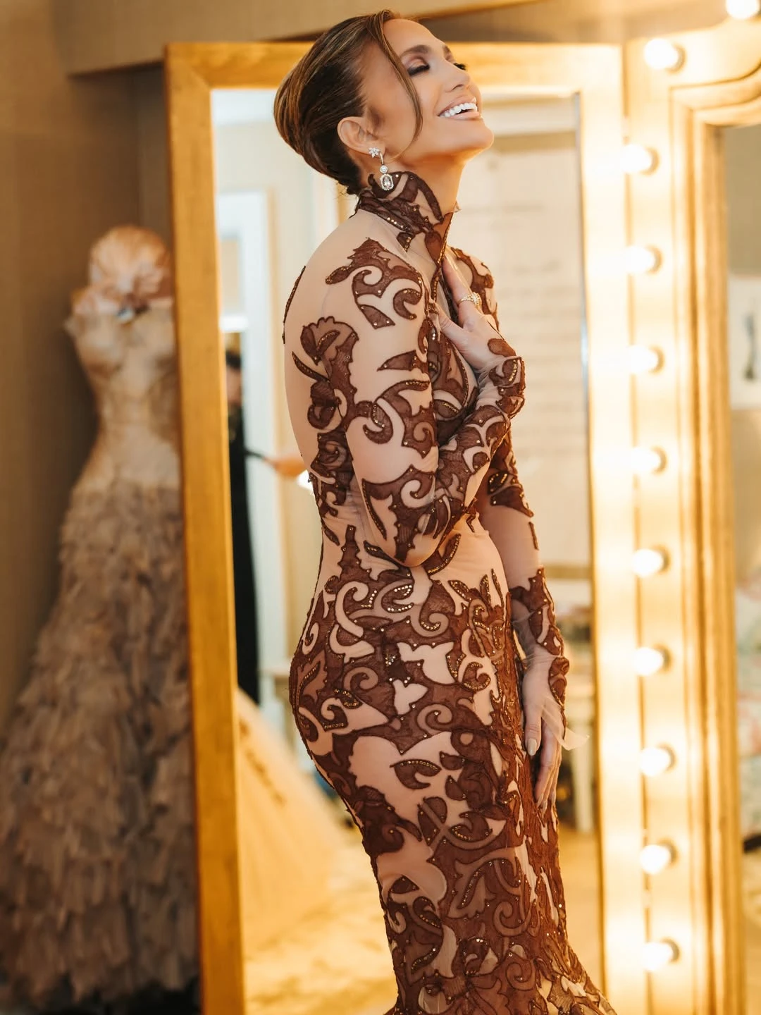 Ondas marcadas, berry lips y manicuras elegantes: las tendencias de belleza que dominaron los Golden Globes 2026