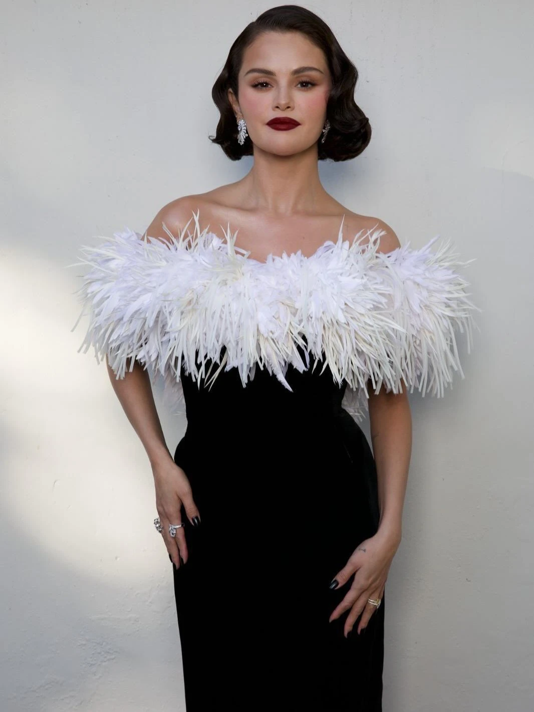 Ondas marcadas, berry lips y manicuras elegantes: las tendencias de belleza que dominaron los Golden Globes 2026