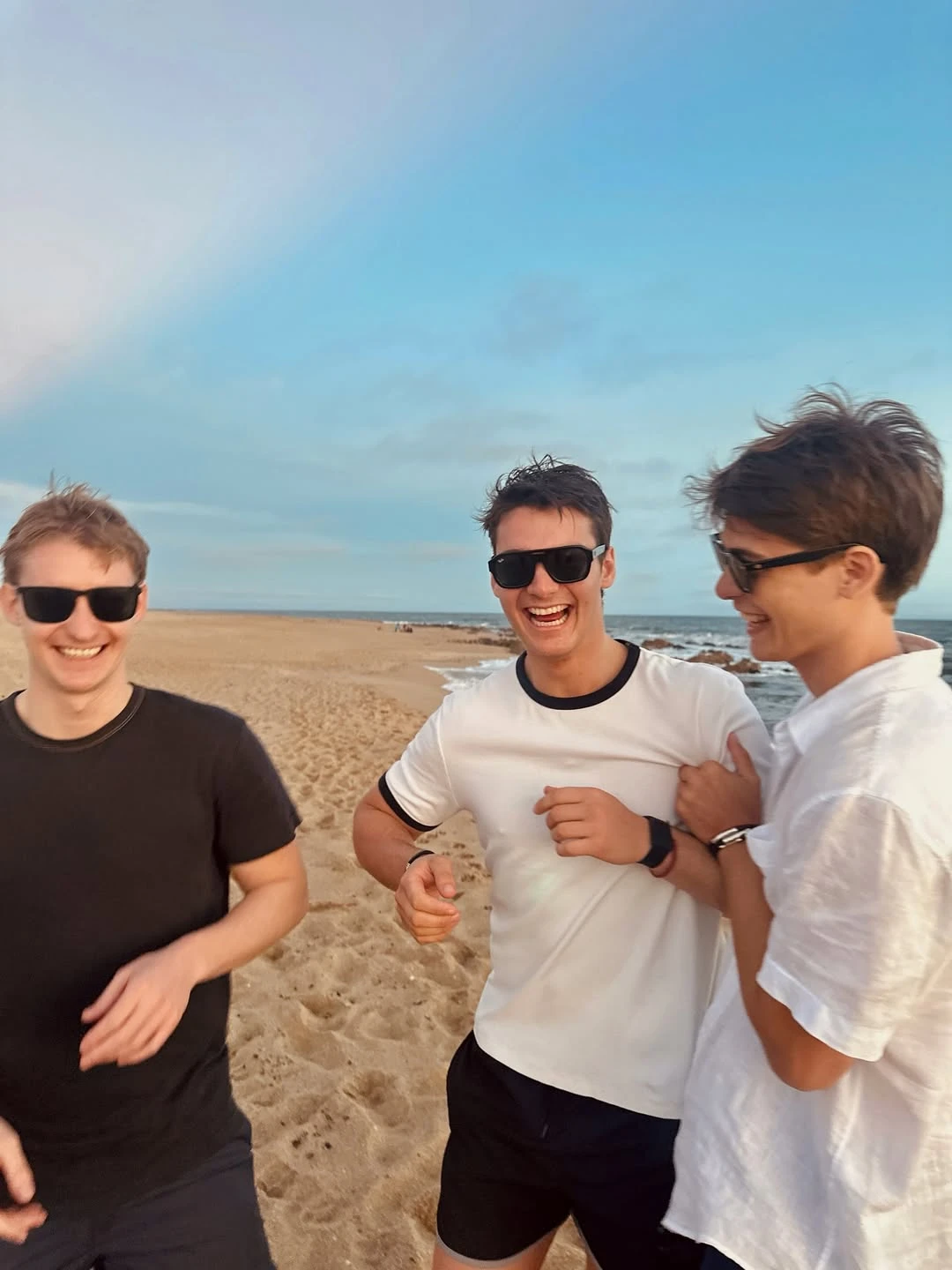 Benicio, Tiziano y Balthazar, sus hijos varones.