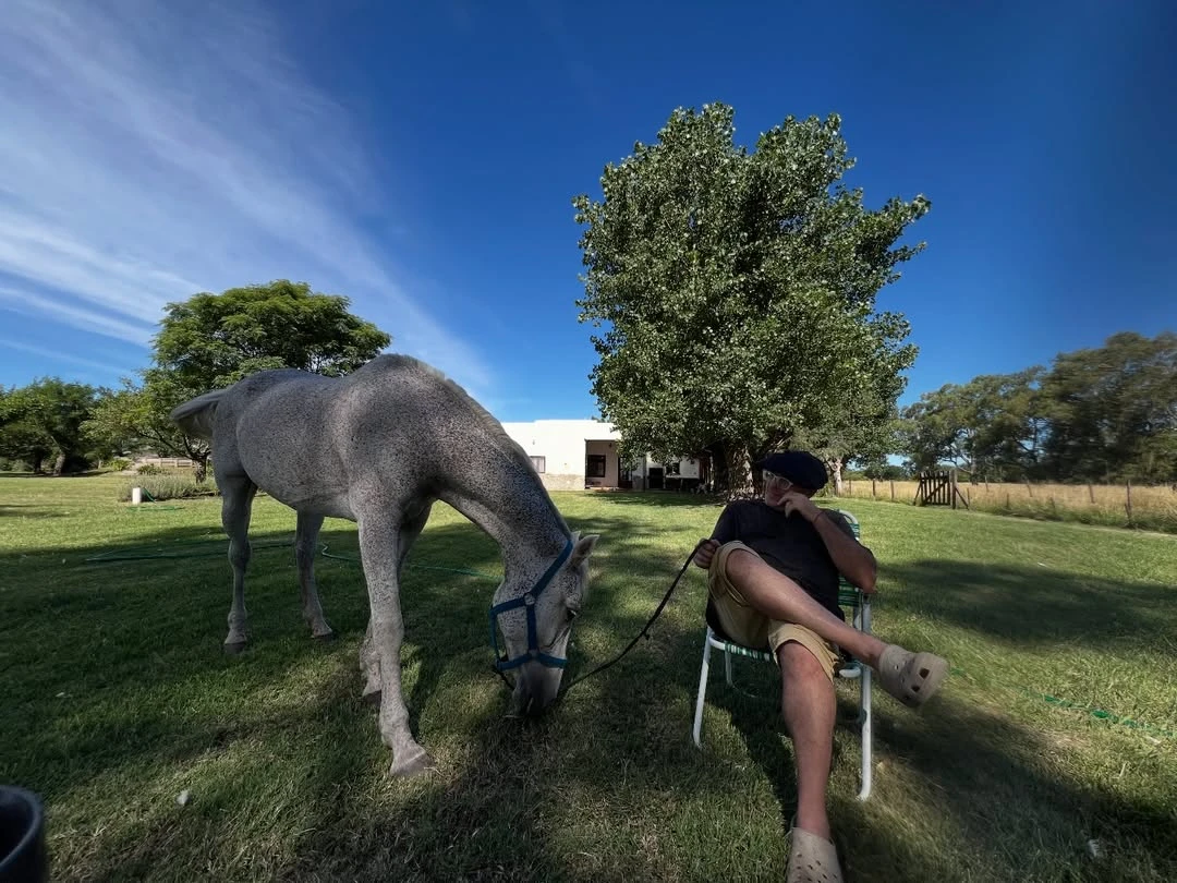 Campi, relajado en su hogar en San Miguel del Monte. Fotos: IG.