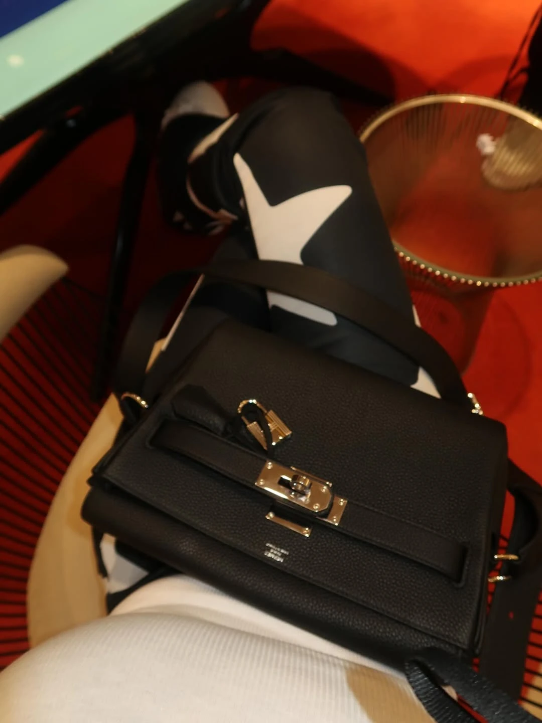 La China presumió su cartera negra de lujo. Fotos: IG.