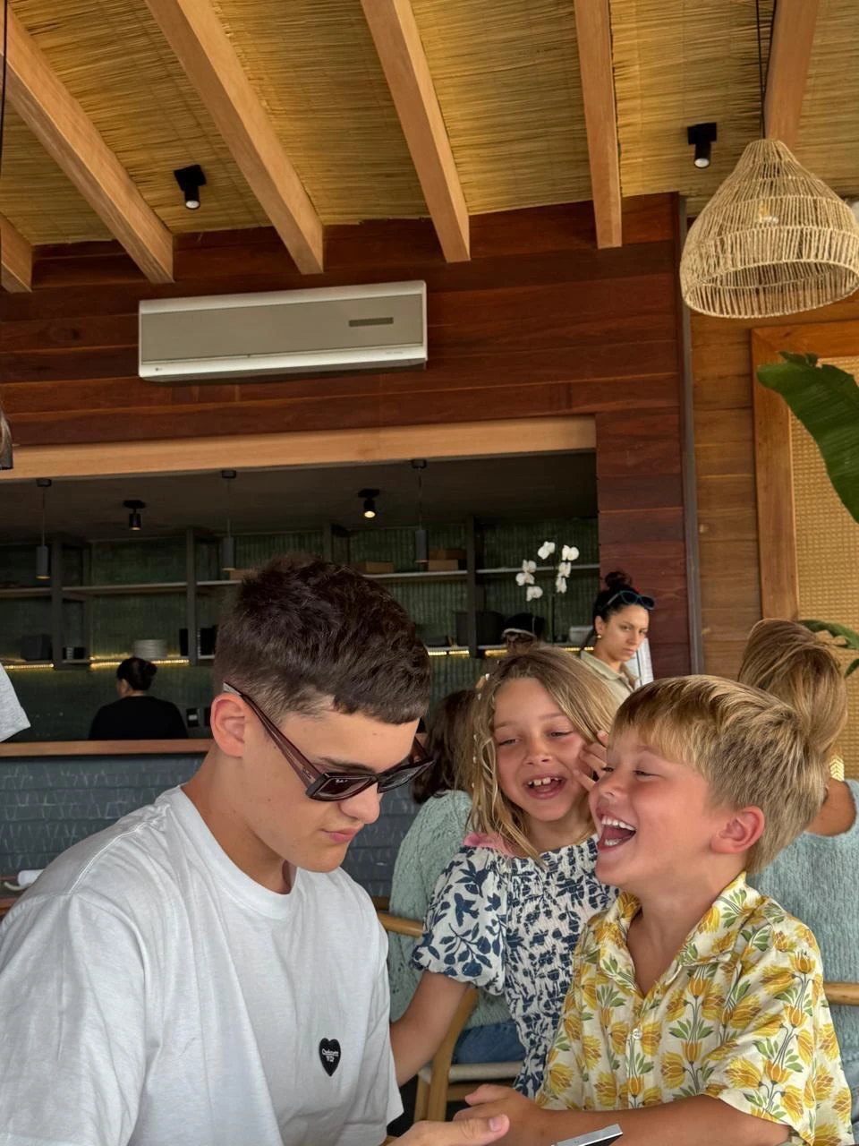 Las fotos de Benjamín Vicuña en Punta del Este junto a sus cinco hijos y Anita Espasandin