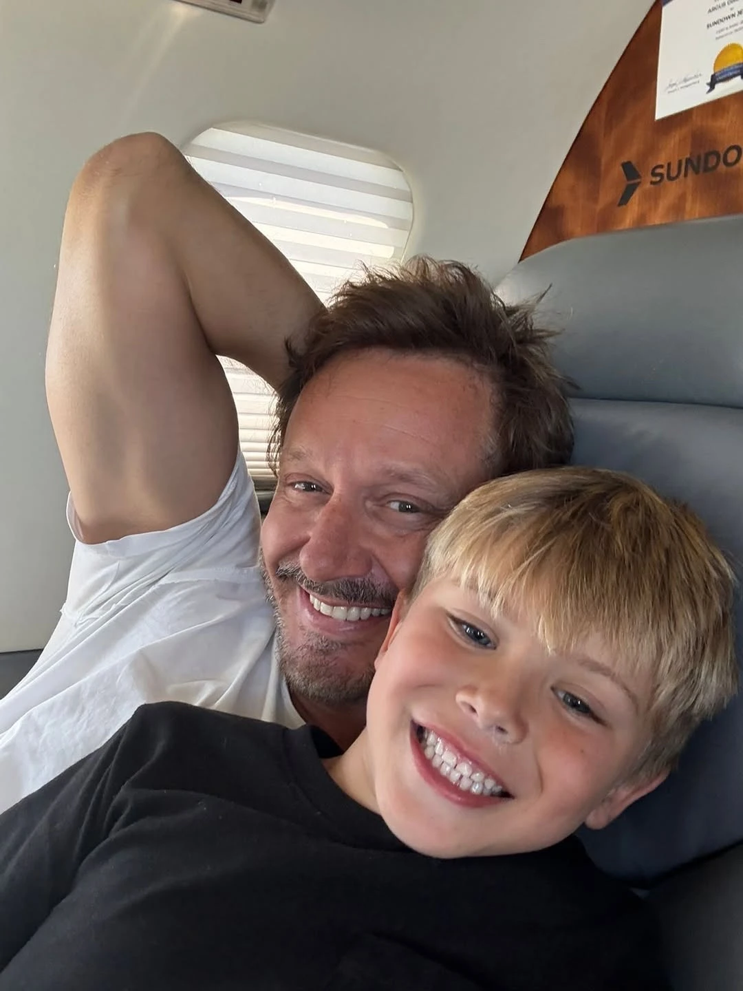 Las fotos de Benjamín Vicuña en Punta del Este junto a sus cinco hijos y Anita Espasandin