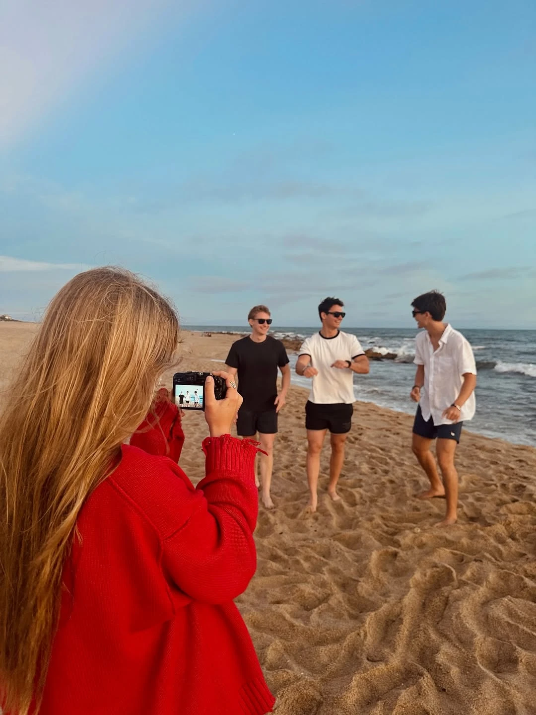 Los jóvenes disfrutando de un día de playa.