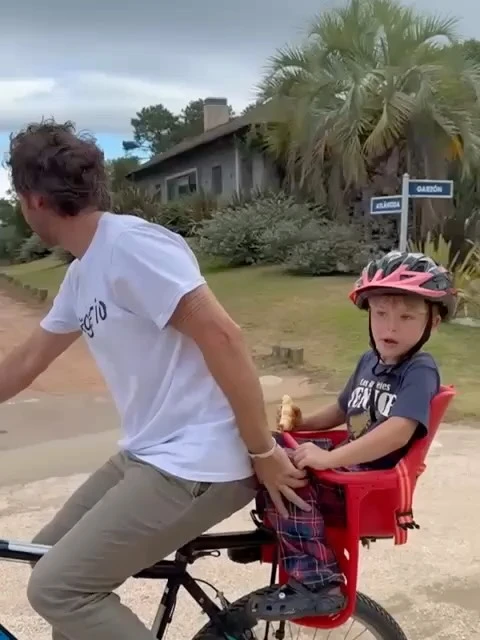 Las fotos de Benjamín Vicuña en Punta del Este junto a sus cinco hijos y Anita Espasandin