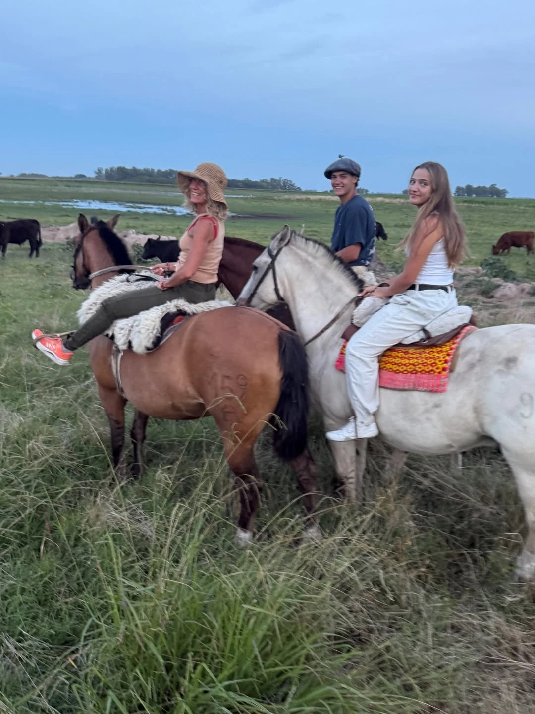 Así es la casa de campo de Maru Botana: decoración rústica, muebles antiguos y una pileta soñada