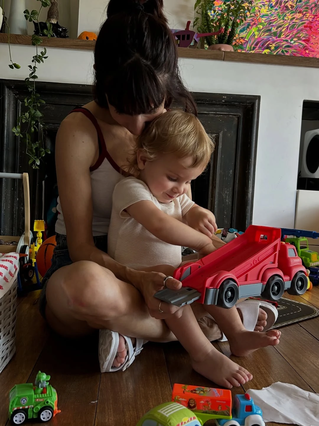 El niño es fan de los autos y camiones de juguete. Fotos: IG.