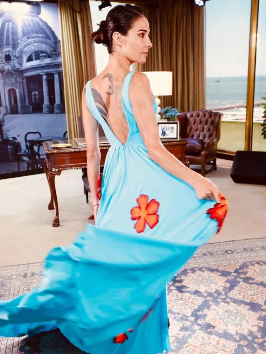 Juana Viale lució un vestido artesanal de Cinthia Durán. Fotos: IG. 