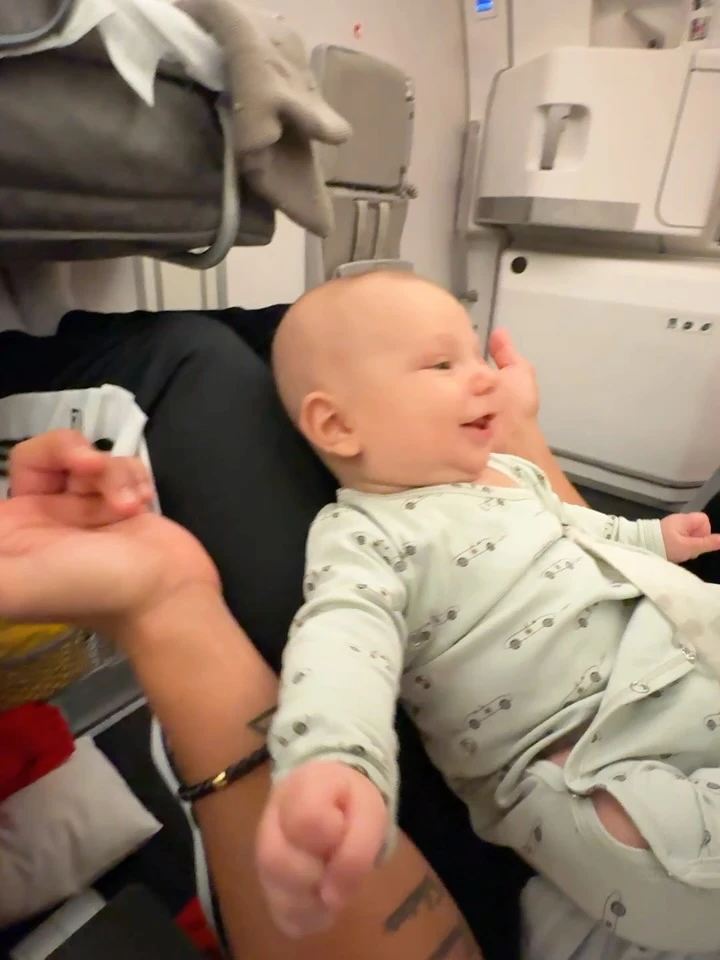 Faustino Simeone durante el viaje en avión. Fotos: IG.