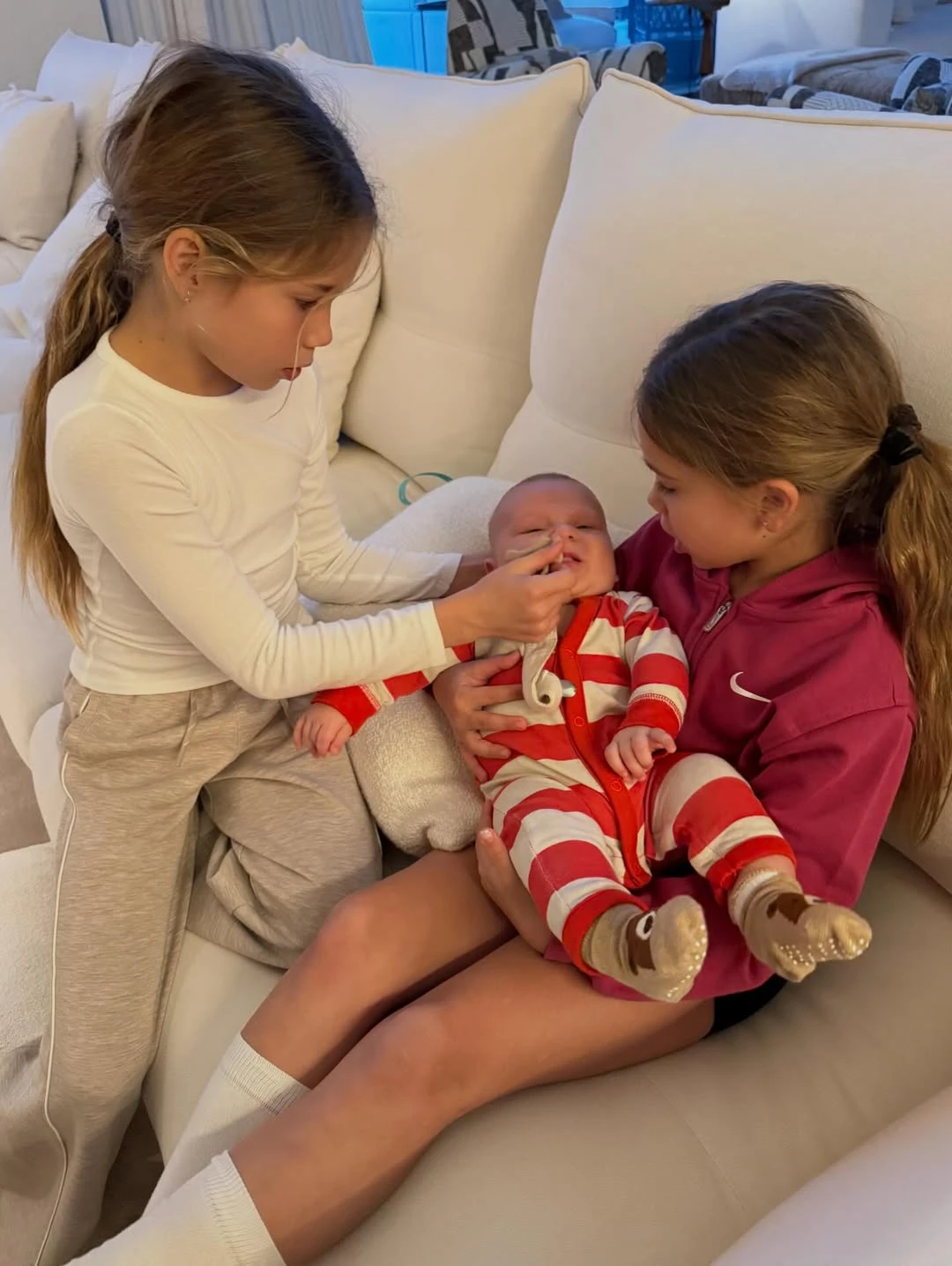 Junto a sus tías Francesca y Valentina. Fotos: IG.