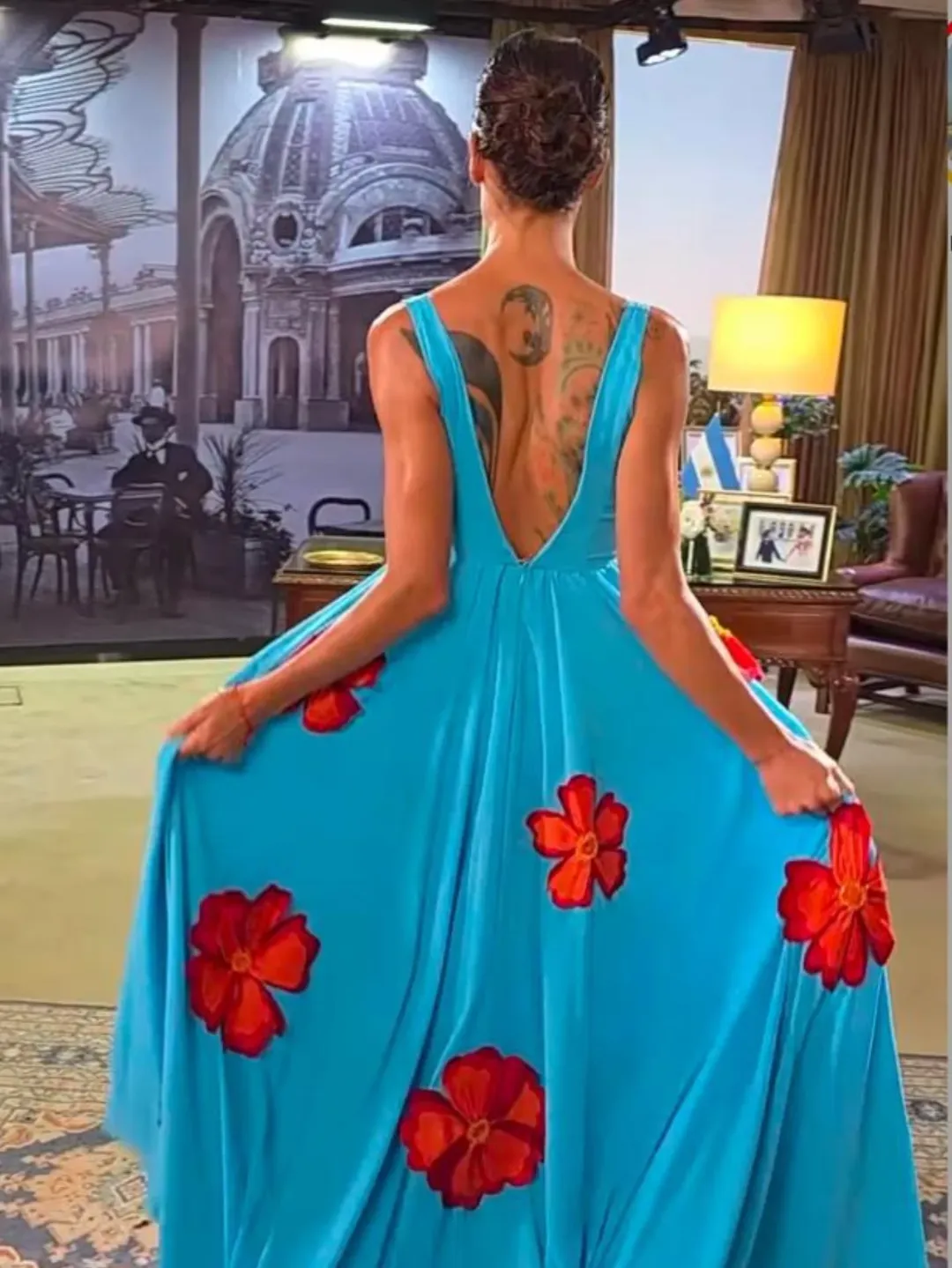 Se trata de un diseño con espalda al descubierto y escote en v. Fotos: IG. 