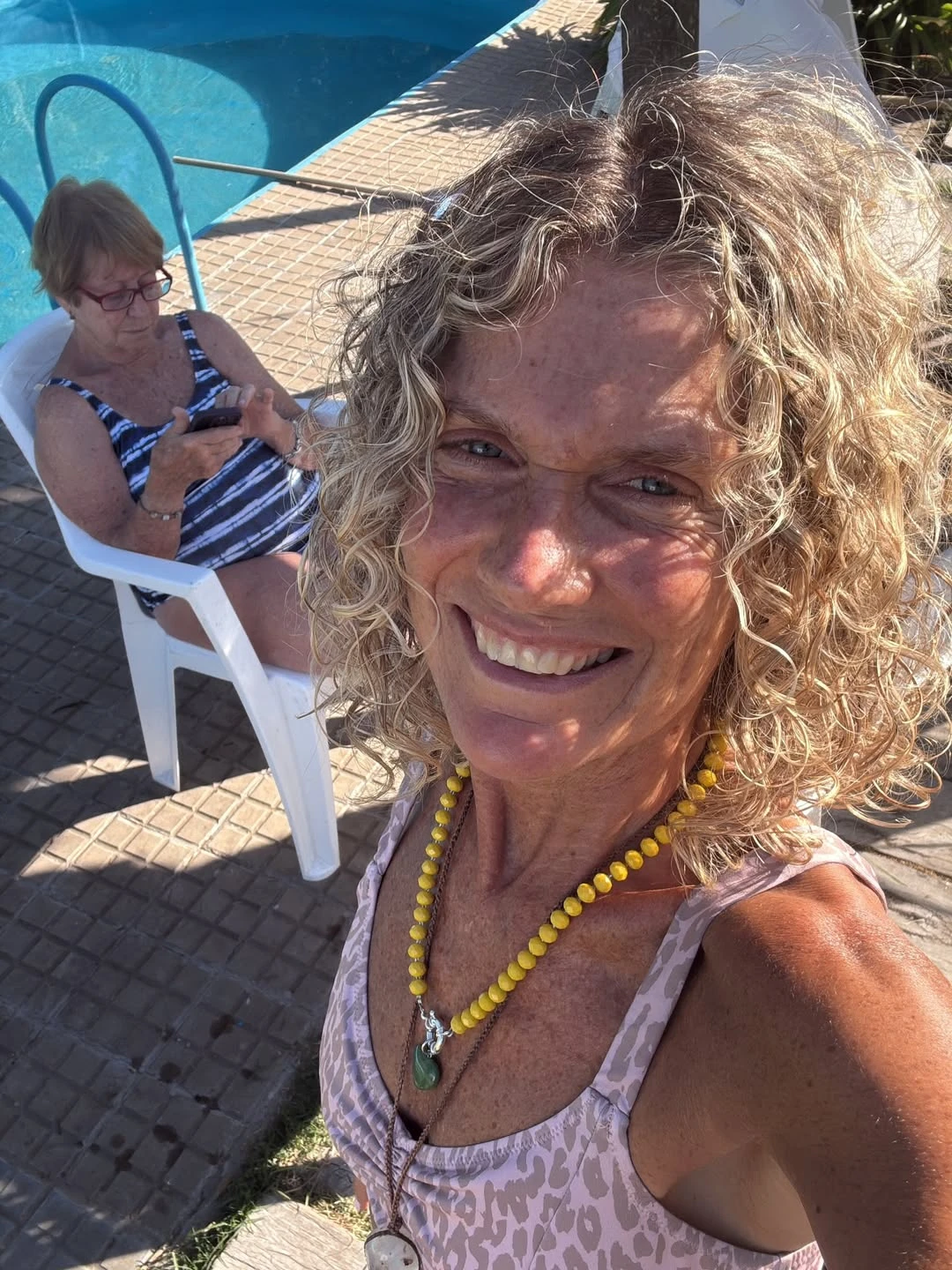 Así es la casa de campo de Maru Botana: decoración rústica, muebles antiguos y una pileta soñada