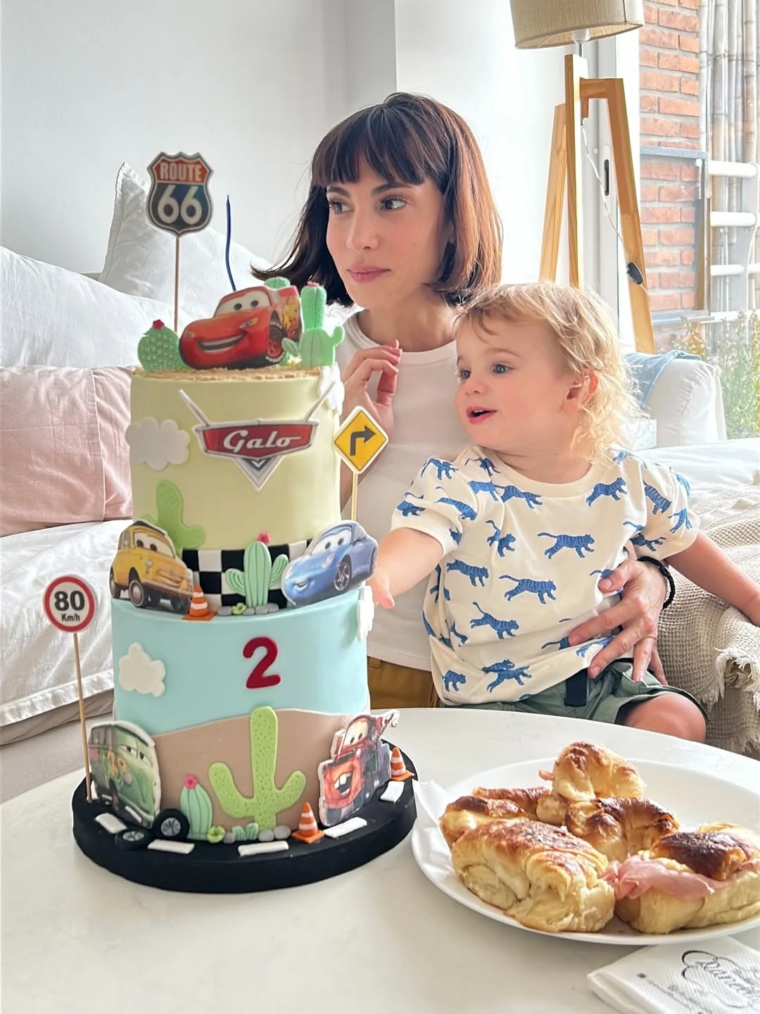 La torta fue con temática de Cars, película de Disney Pixar. Fotos: IG.