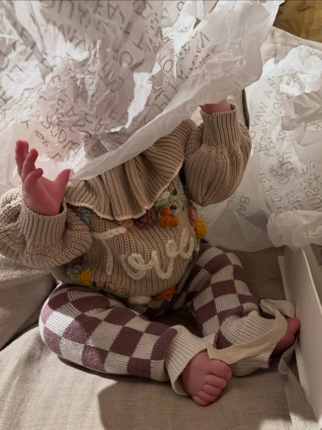 Lily Collins protege la identidad de su hija y por el momento, no muestra su rostro. 