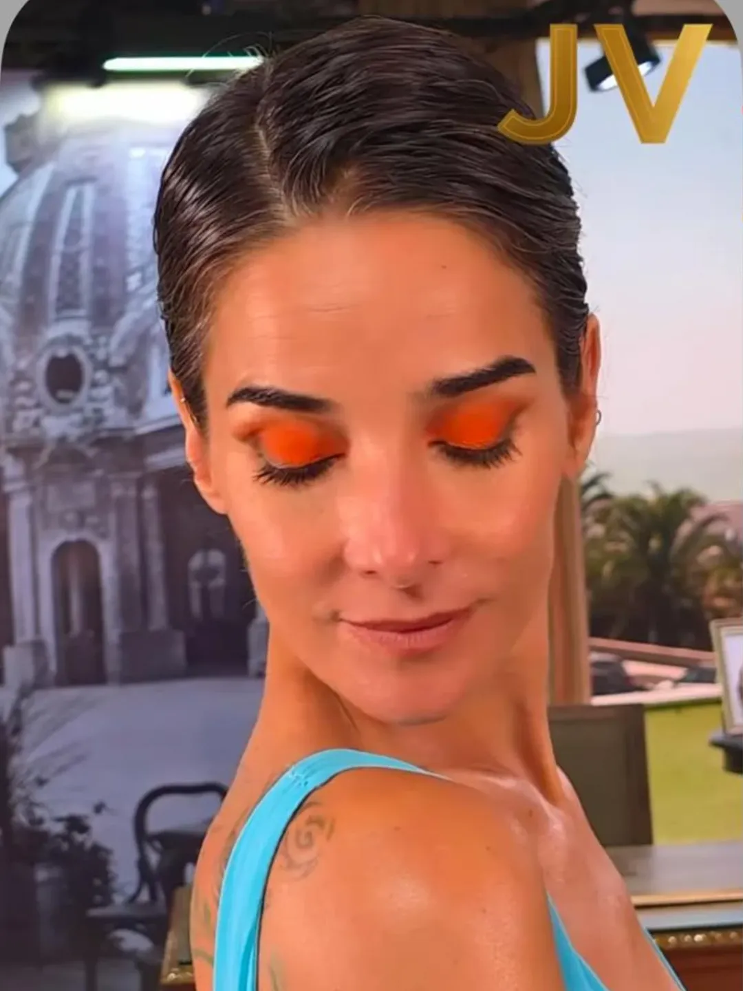 Tonos naranjas y un wet look: el complemento ideal para su vestido. Fotos: IG. 