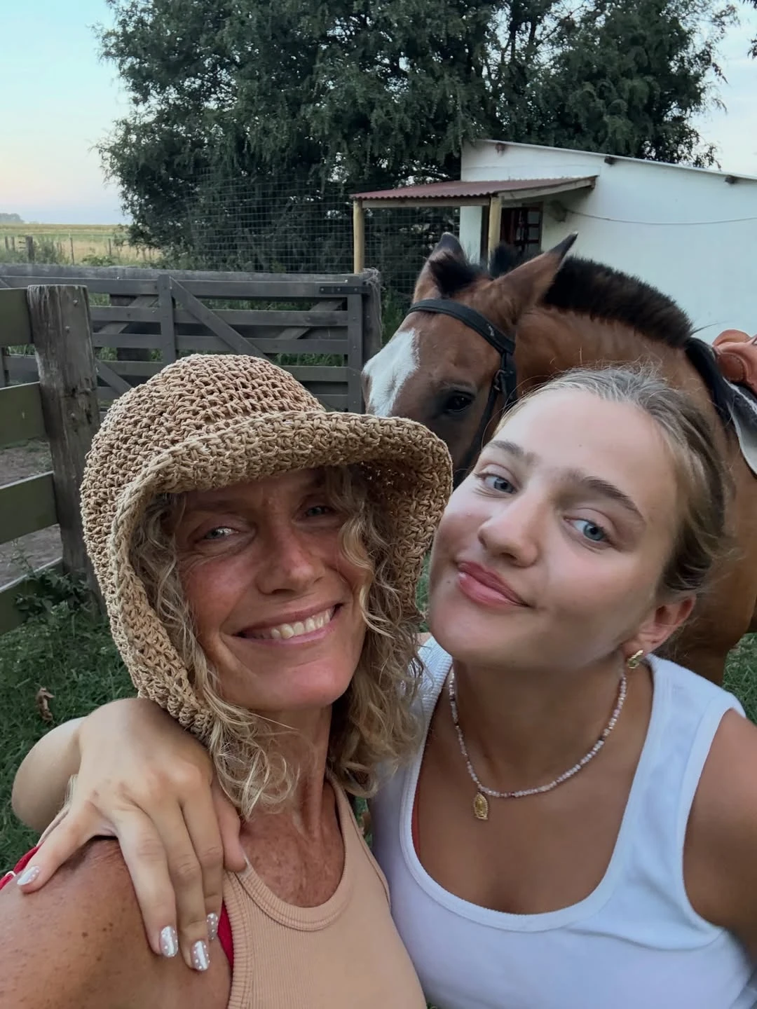 Así es la casa de campo de Maru Botana: decoración rústica, muebles antiguos y una pileta soñada