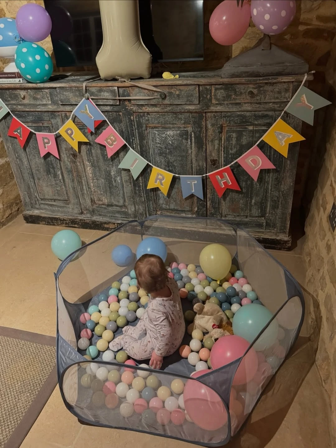 Lily Collins publicó fotos del cumpleaños de su hija Tove Jane McDowell. 