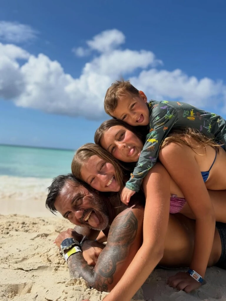 El viaje de Allegra junto a su papá, Fabián, al Caribe. Foto: IG
