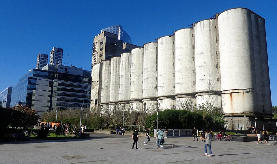 La construcción ya es parte del paisaje en Puerto Madero.