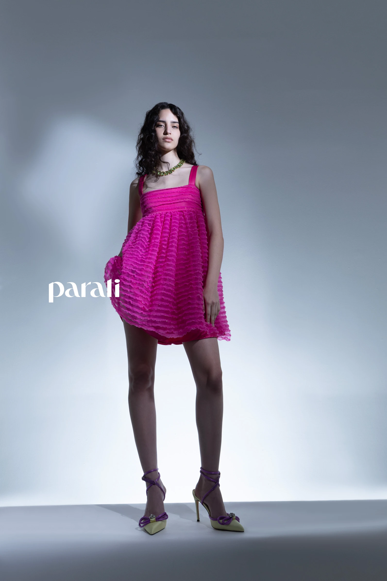 Vestido baby doll con mini volados de gasa @adrianbrownofficial y stilettos @lachicadelosstilettos Gargantilla de cristales @swarovski