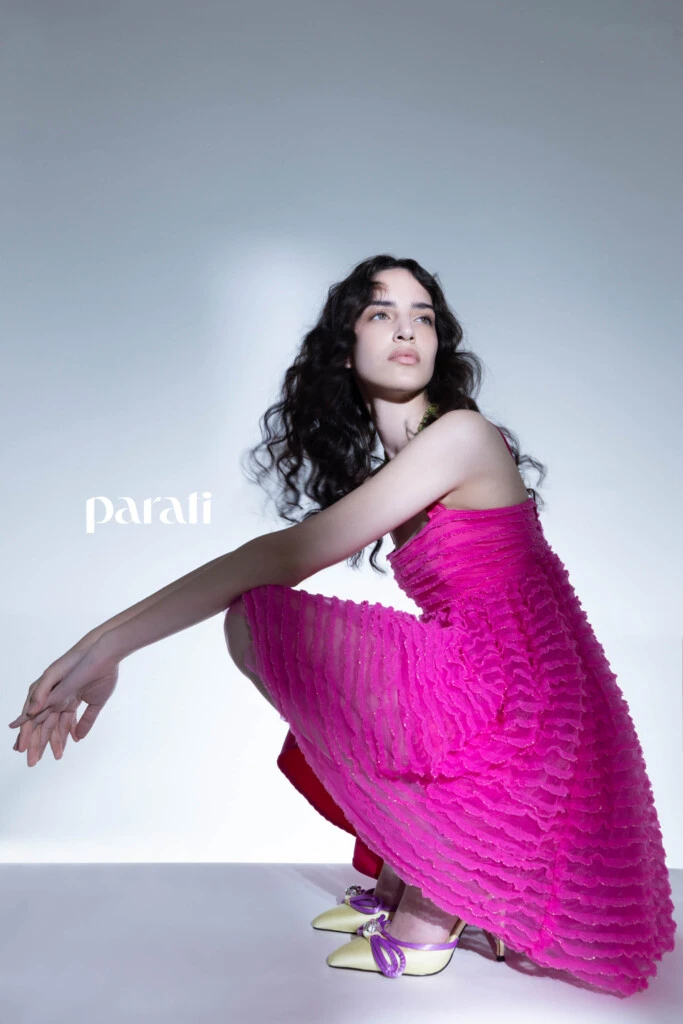 Vestido baby doll con mini volados de gasa @adrianbrownofficial y stilettos @lachicadelosstilettos Gargantilla de cristales @swarovski