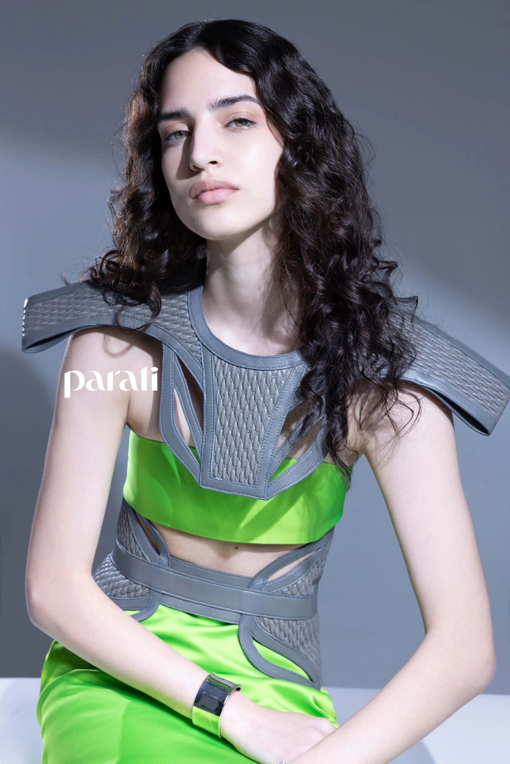 Arnés y faja de cuero, top strapless, pollera tubo de seda y stilettos de charol @fabianzittaofficial Esclavas de metal @lunagarzonaccesorios