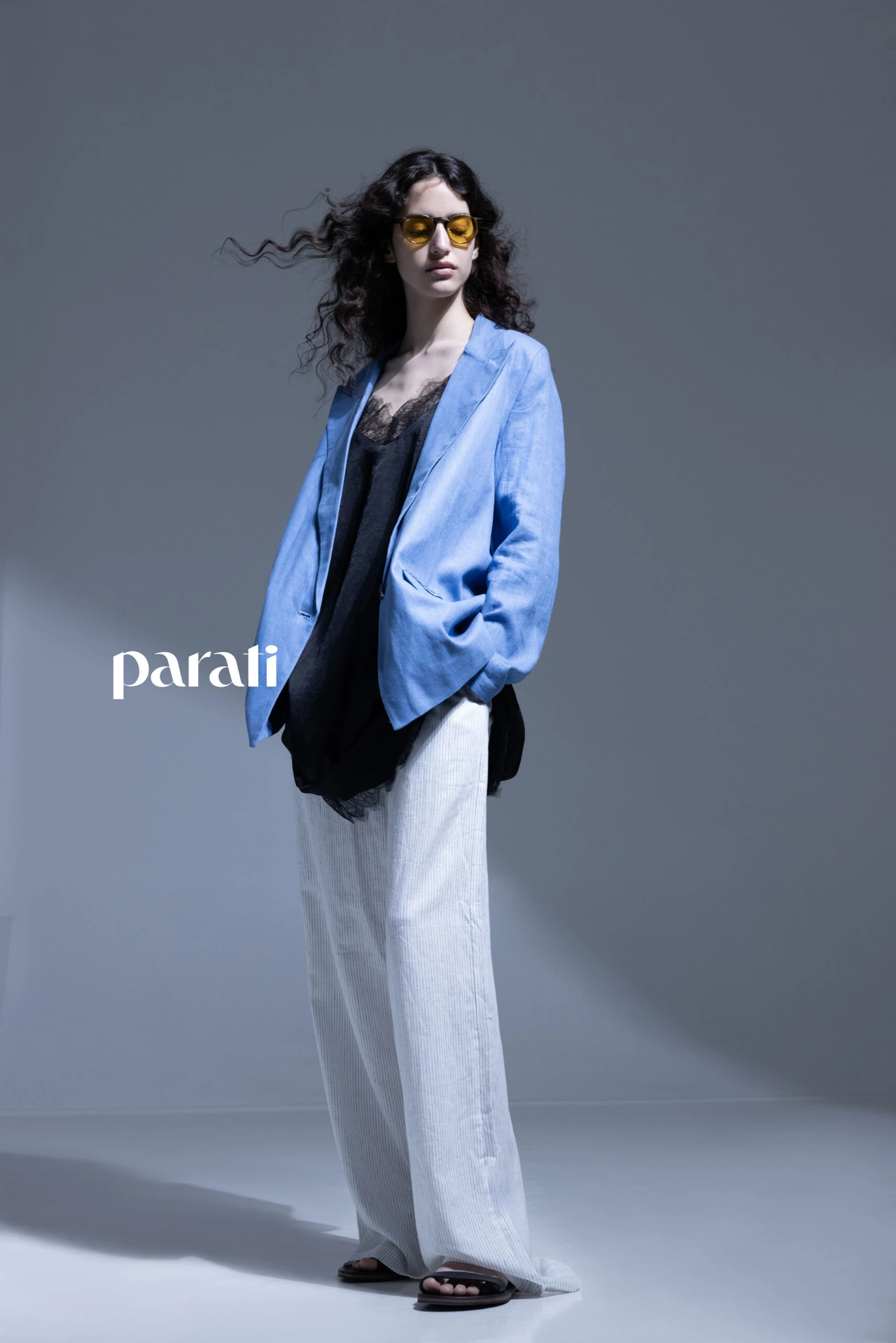 Blazer de lino, enagua de satin, camisa y pantalón pijama @verapasionadas Anteojos redondos @hardem_official y sandalias planas @vaires.oficial