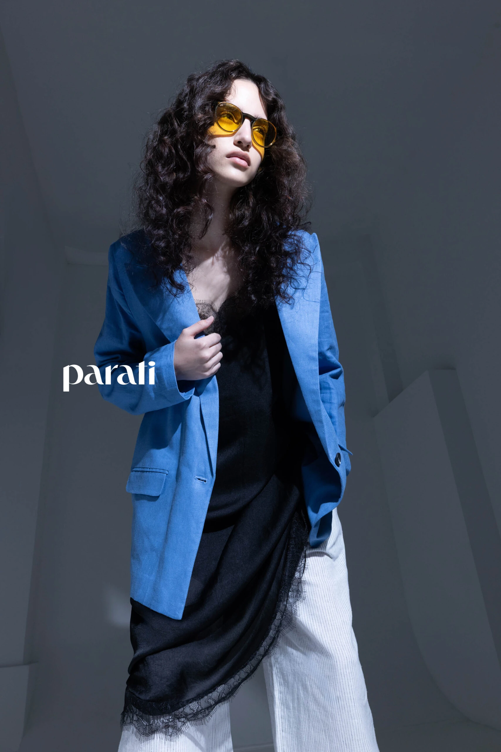 Blazer de lino, enagua de satin, camisa y pantalón pijama @verapasionadas Anteojos redondos @hardem_official y sandalias planas @vaires.oficial