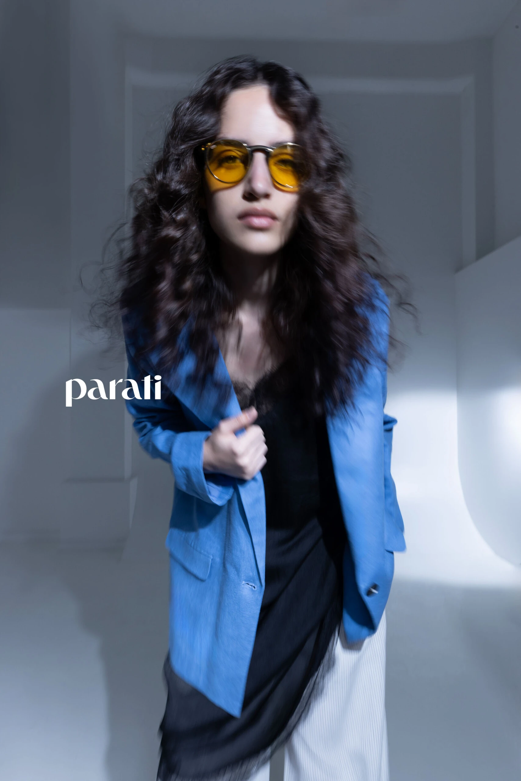 Blazer de lino, enagua de satin, camisa y pantalón pijama @verapasionadas Anteojos redondos @hardem_official y sandalias planas @vaires.oficial