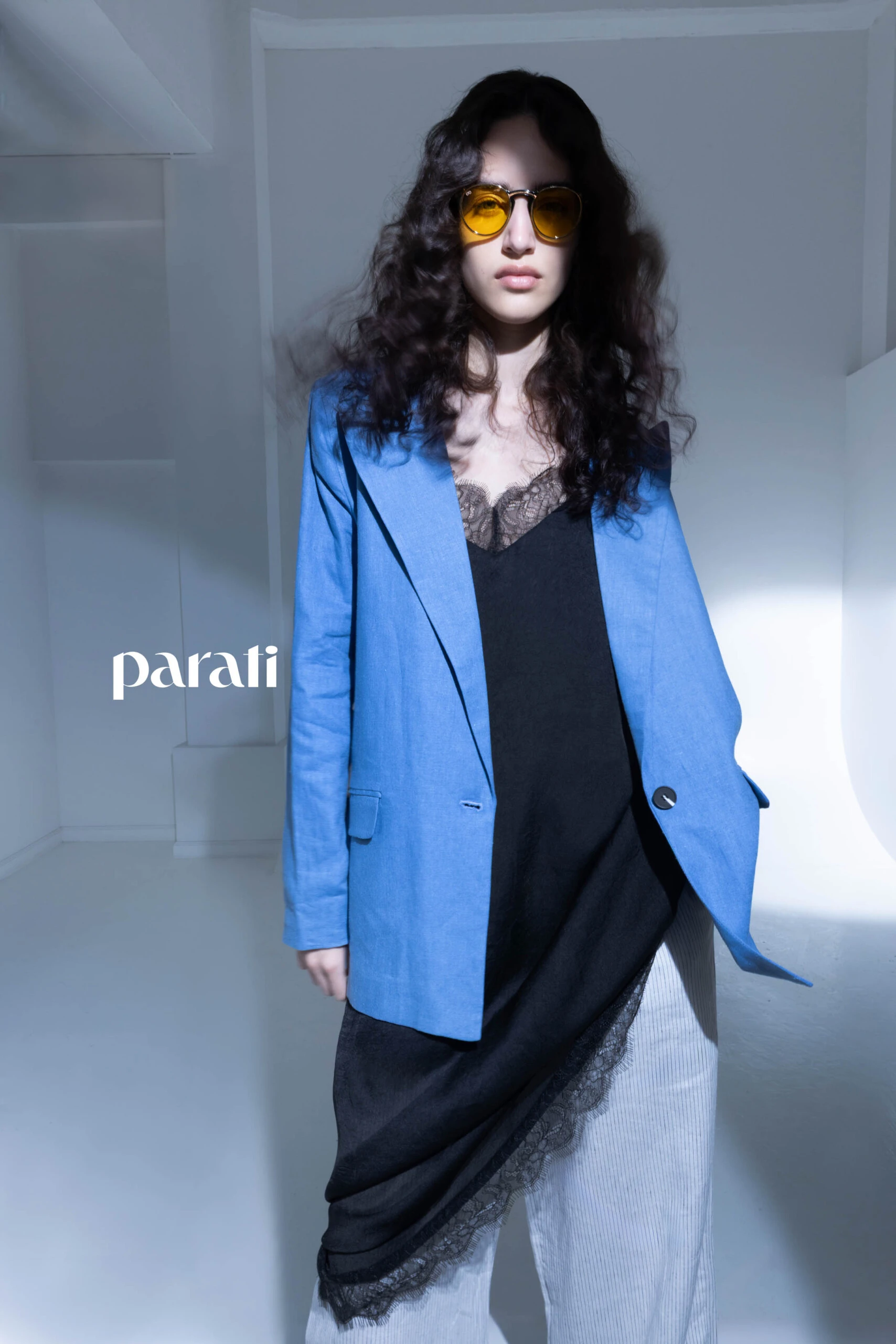 Blazer de lino, enagua de satin, camisa y pantalón pijama @verapasionadas Anteojos redondos @hardem_official y sandalias planas @vaires.oficial