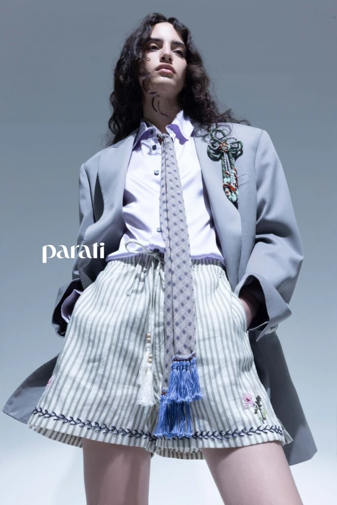 Saco con aplique, camisa de seda, short de lino y corbatín de seda @matiascarbone