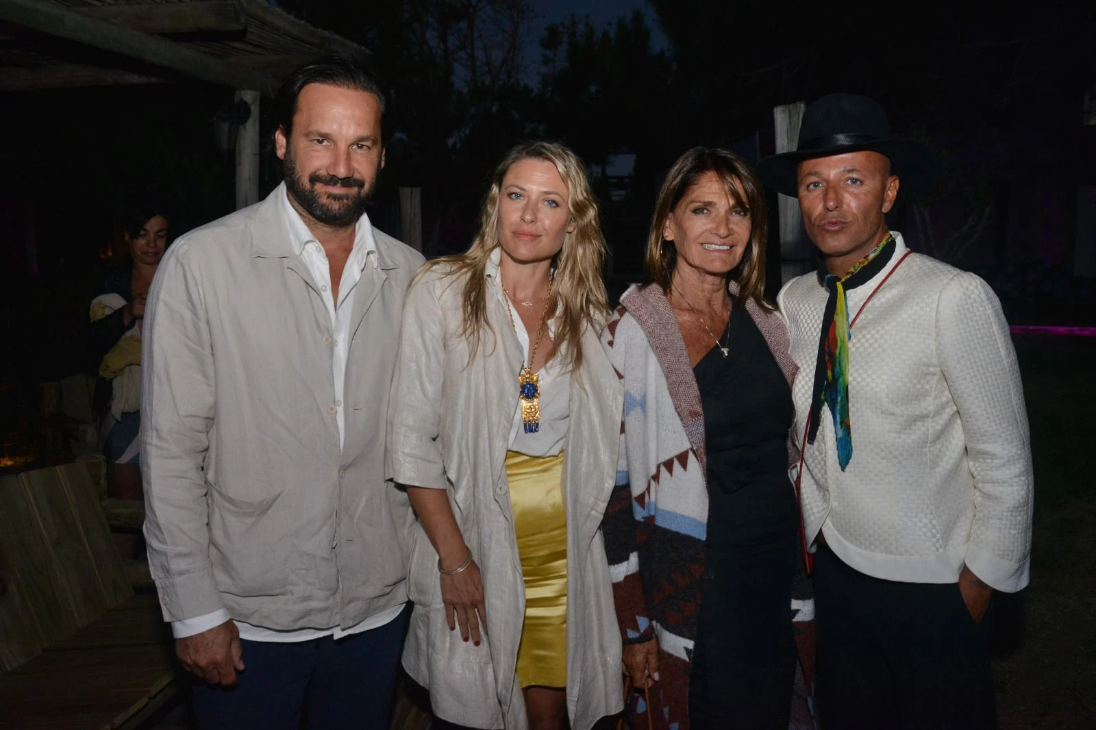 Hassen Balut y esposa posan con Teresa Calandra y Gaby Alvarez