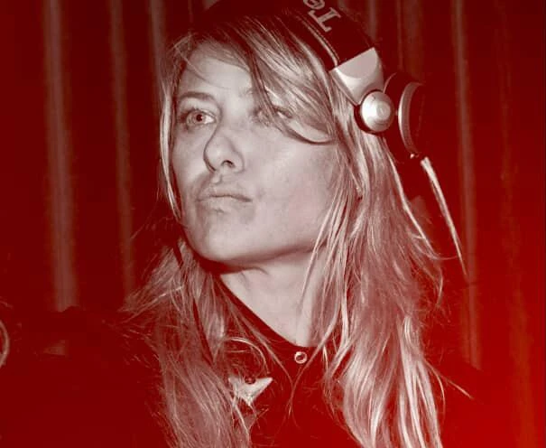 Es DJ y participa de varias fiestas en Punta del Este