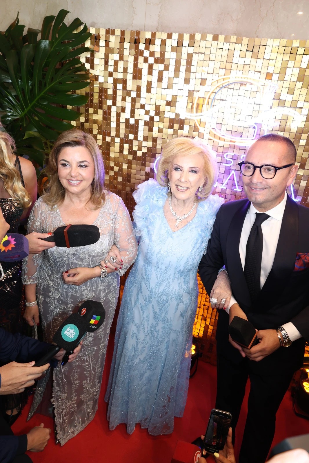 Claudia Álvarez Argüelles en la alfombra roja junto a Mirtha Legrand y Fabian Medina Flores.