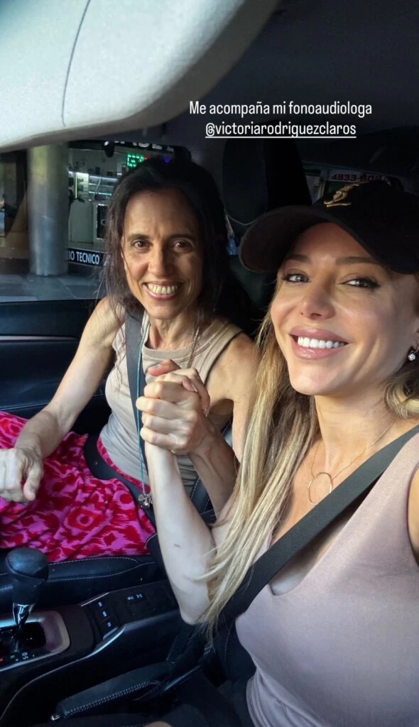 Evangelina junto a su fonoaudióloga previo a su operación.