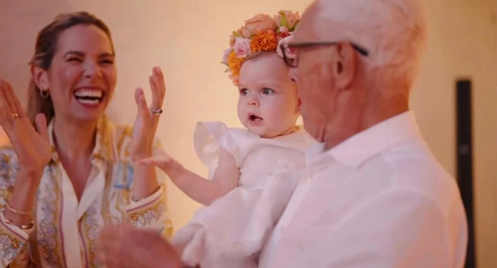 Kahlo llevó una vincha de flores coloridas, reforzando el homenaje a la artista mexicana.