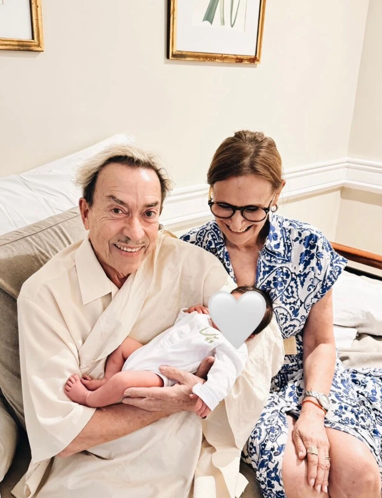 Aníbal Pachano y Ana Sans, los padres de Sofía, junto a Vito.