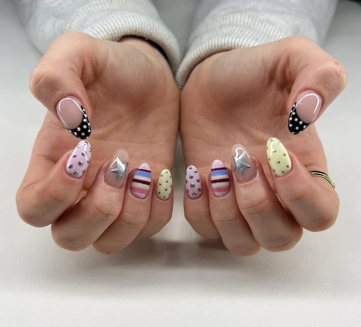 Es una manicura colorida y divertida.