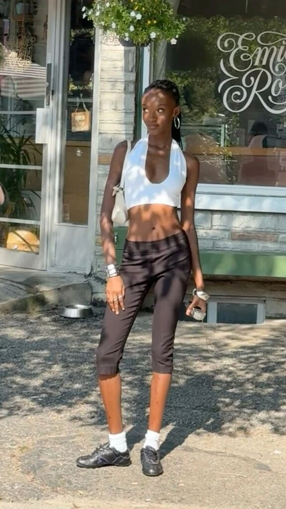 Con los capris + zapatillas podés armar un look súper relajado.